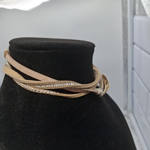 Gold Feather Choker Style Boho Necklace Magnetic Clasp - Picture 4 of 6